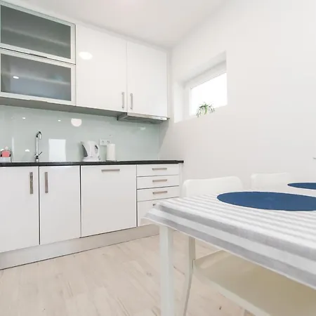 Trival - A 1 Minuto Pe Da Apartment *